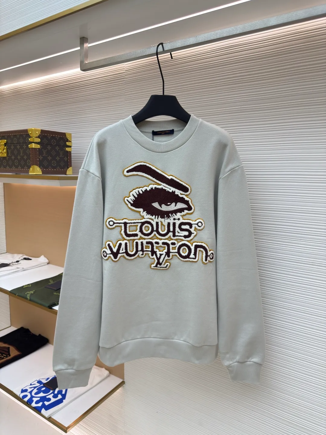LOUIS VUITTON Wool embroidered attention-grabbing sweatshirt ●Authentic product: Purchased and developed for 11600 ●Item number: 1680517-A85 ●Fabric: double-ply cotton sweatshirt fabric ●Technology: embroidered patch production ●Version: fitted version ●Weight: about 565 grams ●Size: XS-S-M-L ●Description: The fabric is made of 32s double-ply cotton sweatshirt fabric. After the gray cloth is dyed and shaped, the base fabric is made of fleece shearing. It is matched with a 26s double-yarn horizontal plate machine to weave the ribs. The AB color is made according to the Y version color. The rib color of the bulk fabric is custom-dyed. The front panel is hand-embroidered and embroidered with a seal. The seal is embroidered with a Tajima towel machine imported from Japan. It is made, the yarn is dyed according to the pattern, using 26s/2 wool 30% blended yarn, the bottom layer is made of two-line non-woven fabric, three-dimensional towel embroidery + flat embroidery, laser positioning burnt cutting non-woven fabric hollow effect, later manual finishing of the corner edges, trimming the edge stop to the minimum, completely matching the same width as the pattern. The overall wiring is straight and delicate, the fabric is comfortable and soft, and the color is consistent without color difference. It can be matched with the same style to create a fashionable look and control various occasions. Customized accessories, complete with three standards, same style for men and women!